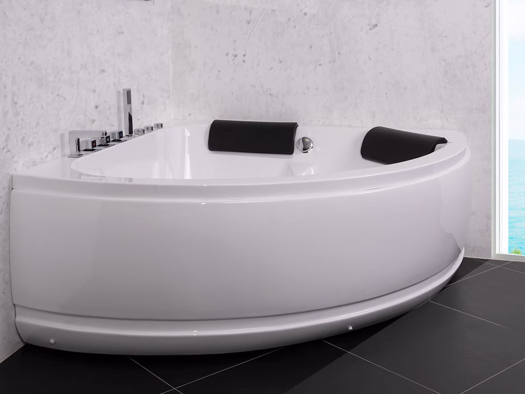 1011 Deco indespa 153 cm højredrejet, i badeværelsesmiljø. Fra SPA Kompagniet.
