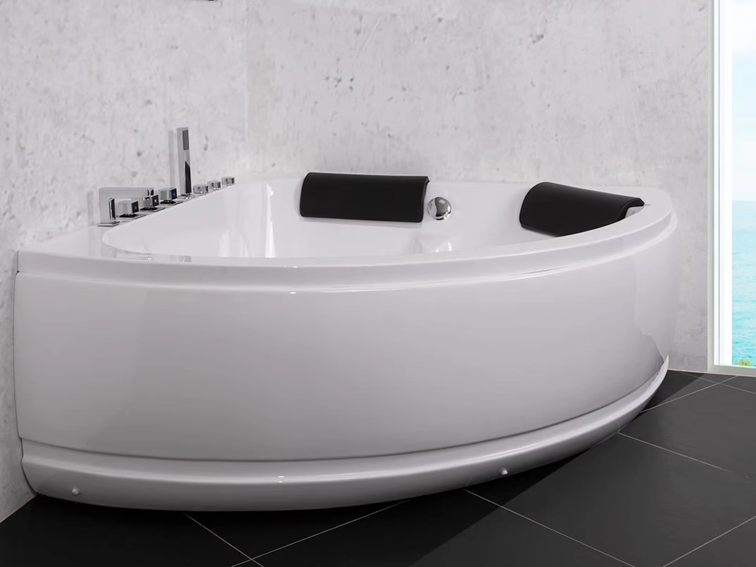 1011 Deco indespa 153 cm højredrejet, i badeværelsesmiljø. Fra SPA Kompagniet.
