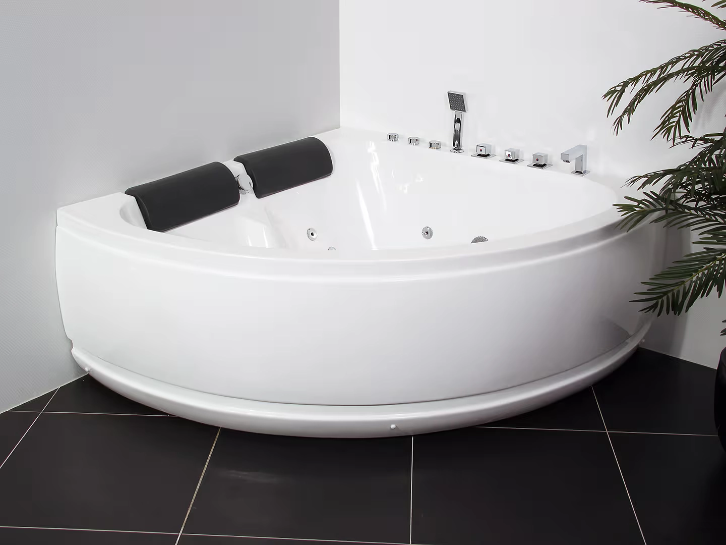 1012 Deco indspa 153 cm, venstredrejet i badeværelsesmiljø. Fra SPA Kompagniet