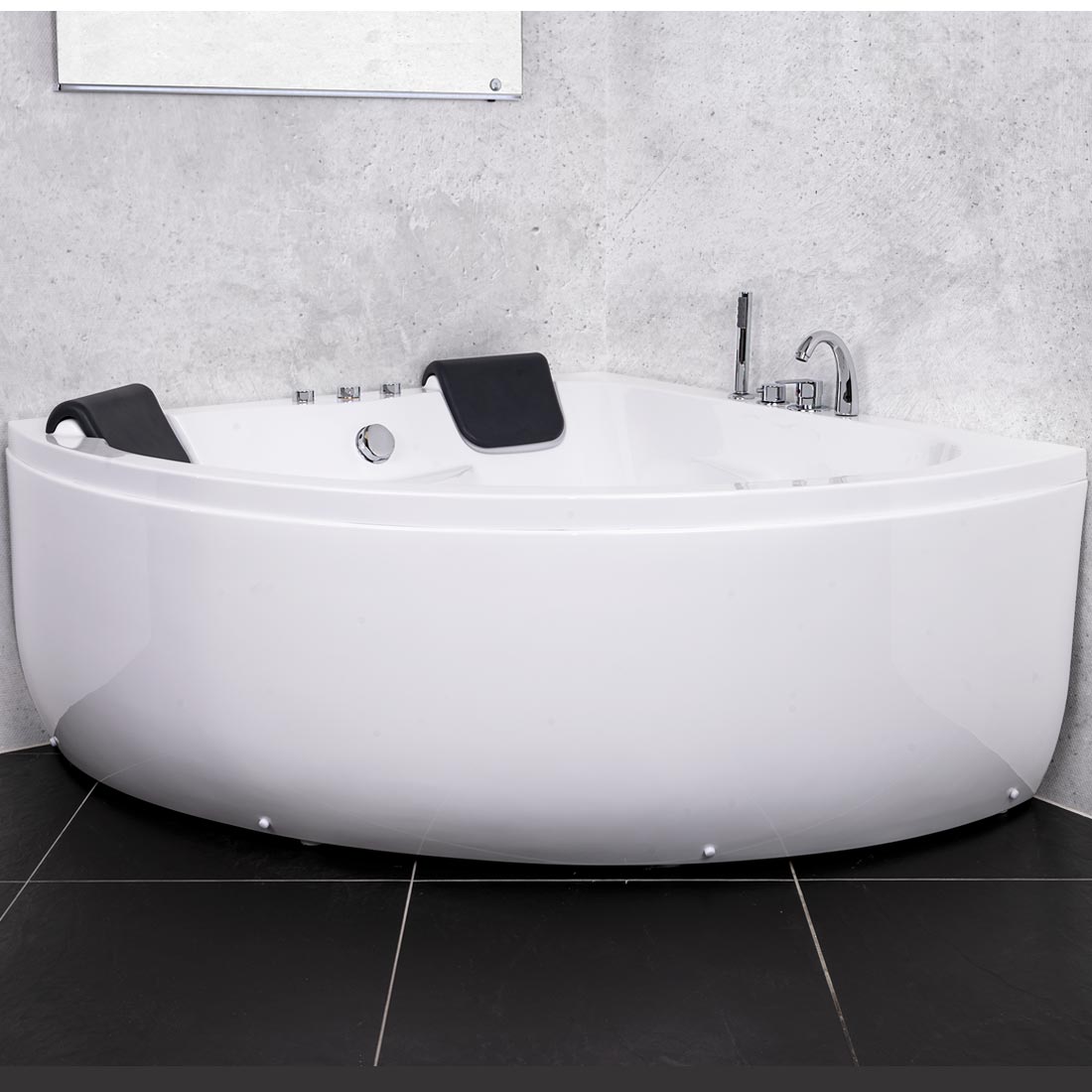 1018 Freedom indespa 140 cm i badeværelsesmiljø. Fra SPA Kompagniet.