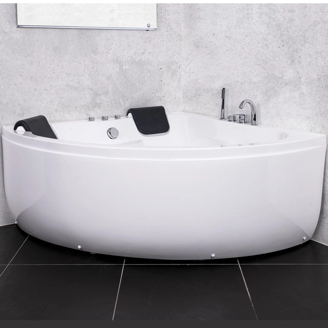 1018 Freedom indespa 140 cm i badeværelsesmiljø. Fra SPA Kompagniet.
