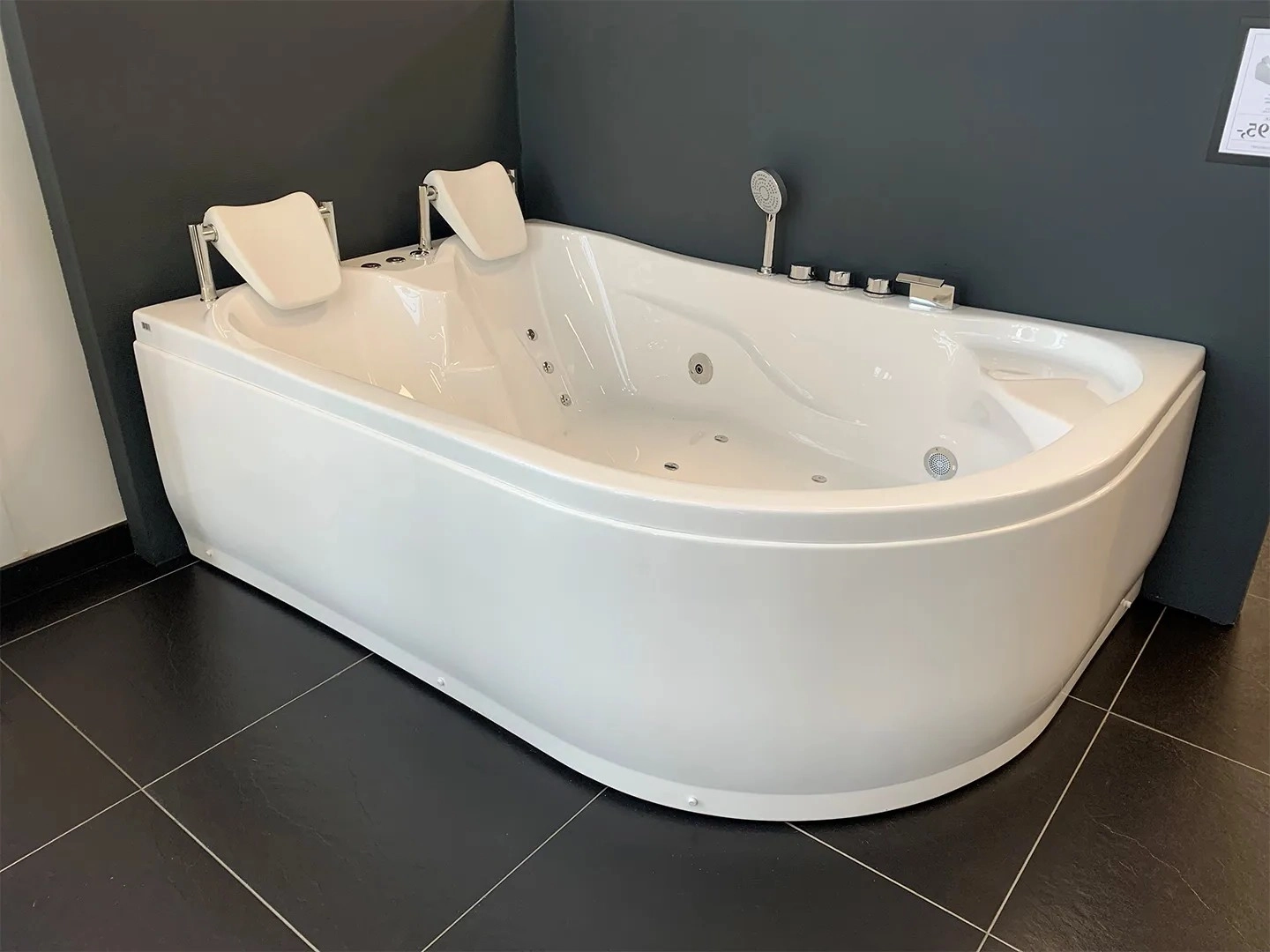 1044 Himalaya indespa 182 cm venstredrejet i et badeværelsesmiljø. Fra SPA Kompagniet.