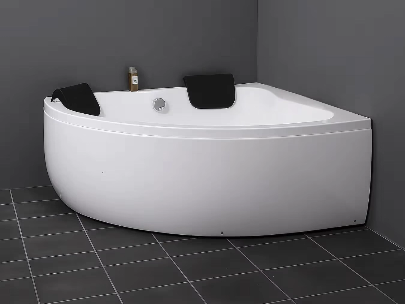 1018 Freedom indespa 140 cm i badeværelsesmiljø. Fra SPA Kompagniet.