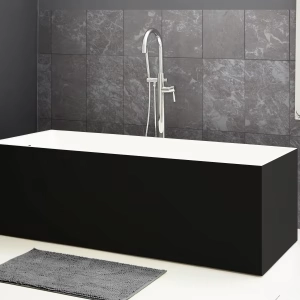 Matsort RockSolid stenbadekar Badia 170 cm i badeværelsesmiljø. Fra SPA Kompagniet.