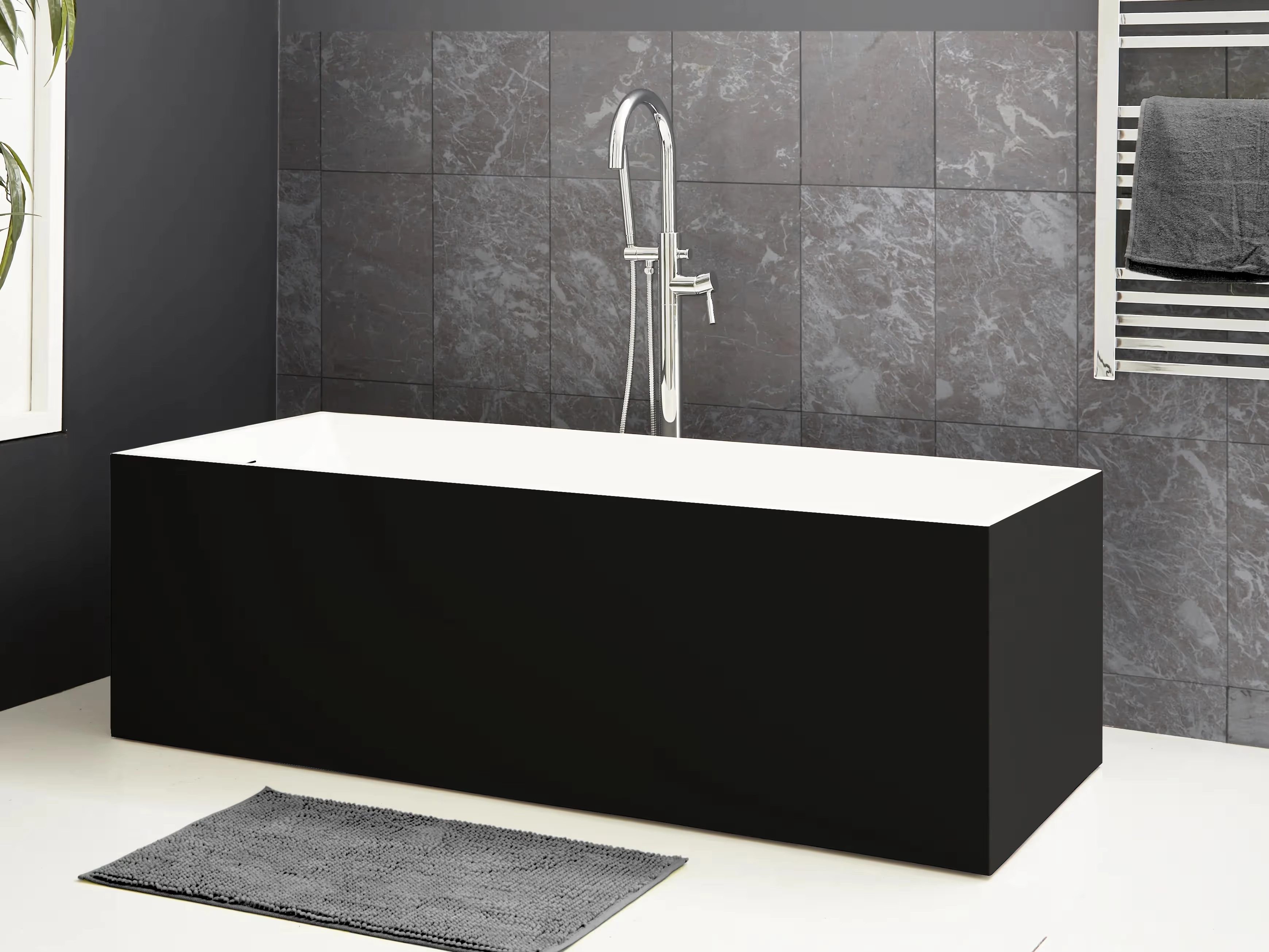 Matsort RockSolid stenbadekar Badia 170 cm i badeværelsesmiljø. Fra SPA Kompagniet.