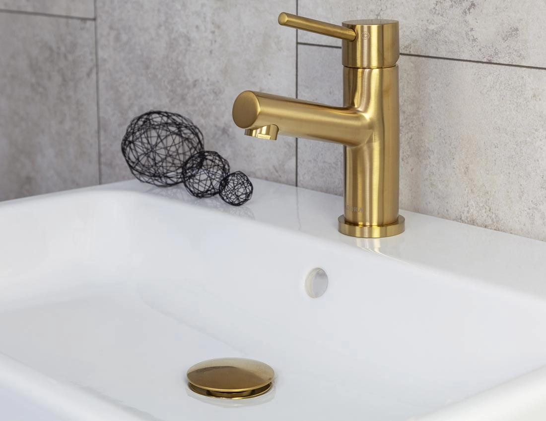 5763 Nostalgi vandhane i børstet guld med tilsvarende bundprop. Monteret. Fra SPA Kompagniet.
