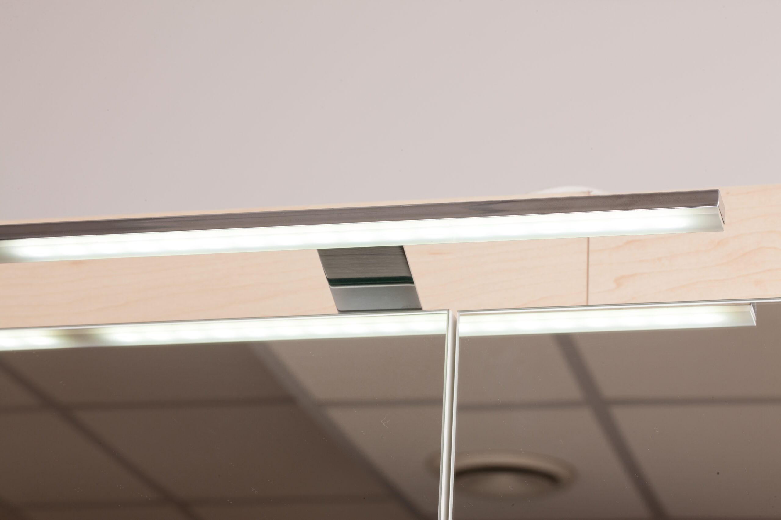 LED lys på spejlskab. Fra SPA Kompagniet.
