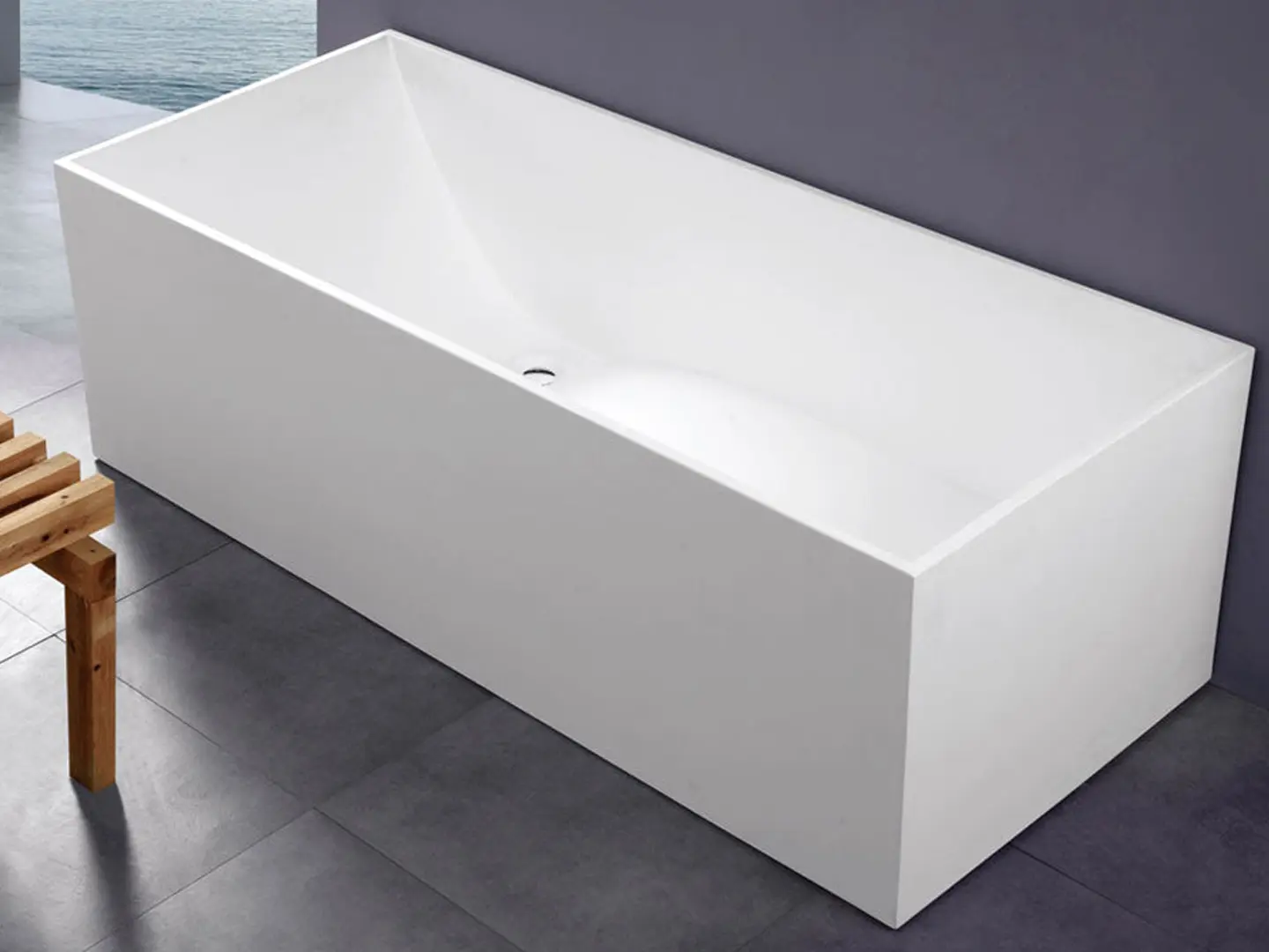 Badia hvidt RockSolid stenbadekar, 150 cm. i et badeværelsesmiljø. Fra SPA Kompagniet.