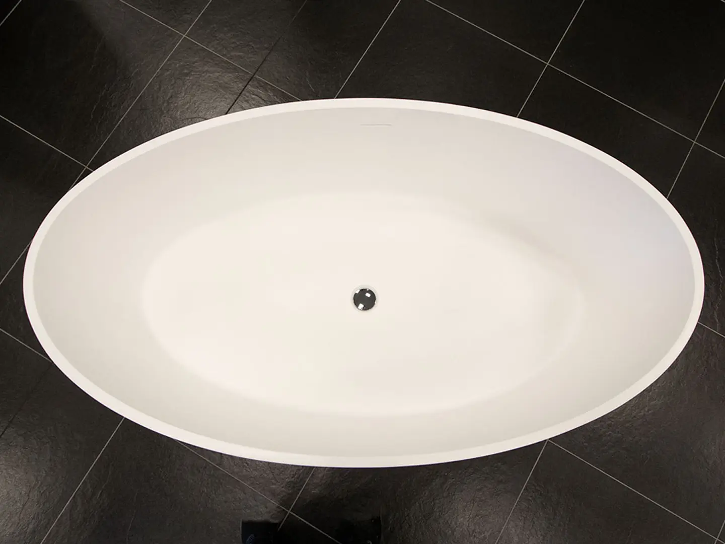 Topbillede af Lesina Rocksolid stenbadekar. Fra Spa Kompagniet.