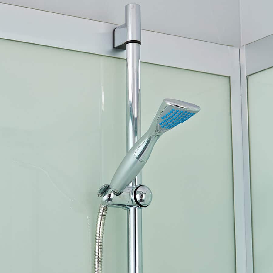 Bruser i ART 90F brusekabine fra SPA Kompagniet.