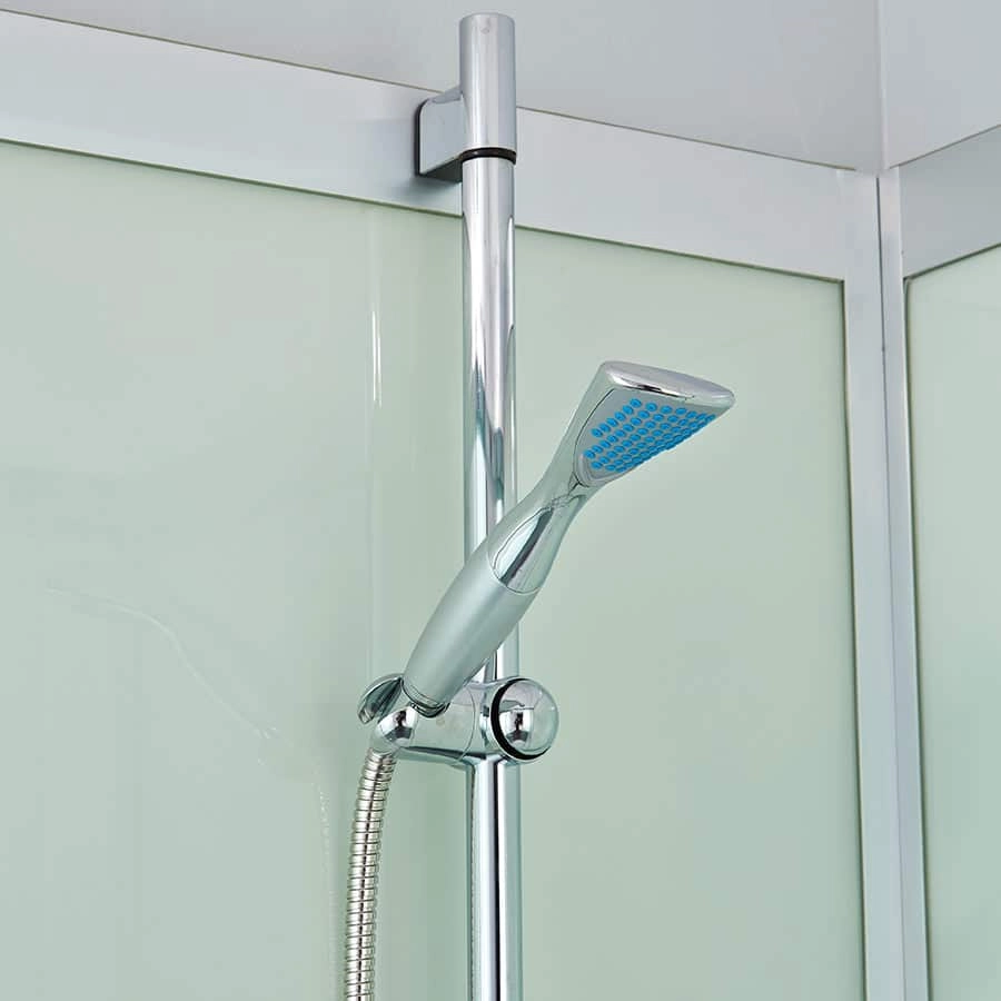 Bruser i ART 90F brusekabine fra SPA Kompagniet.
