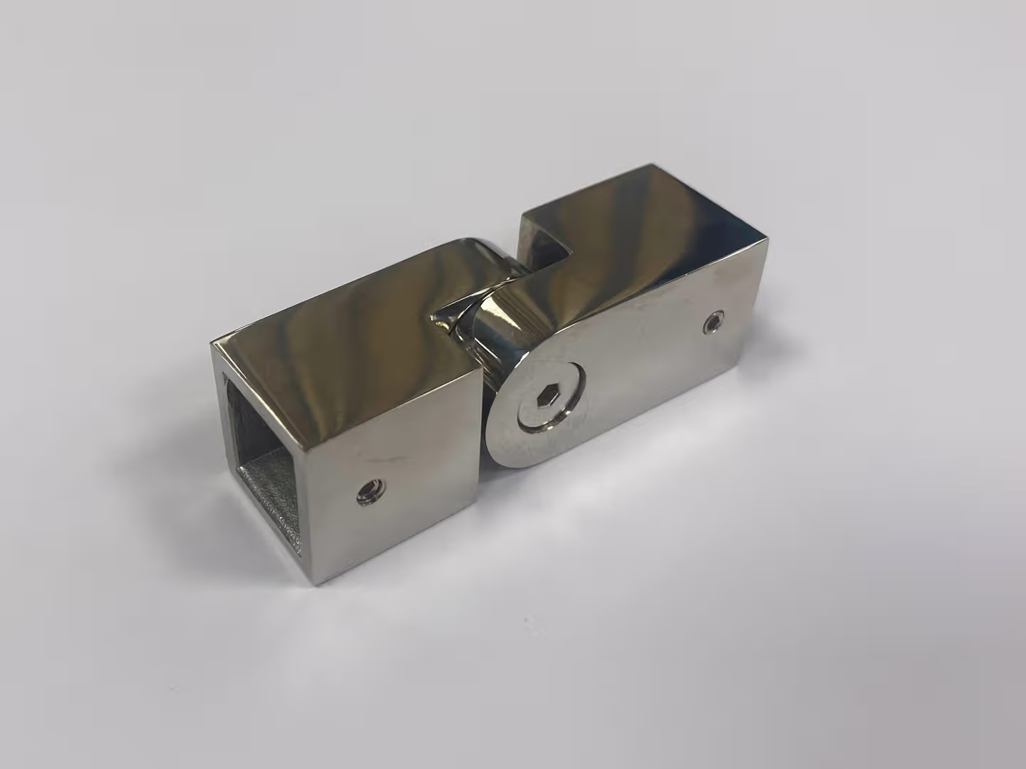 8425 Justerbart hjørnebeslag til 15 x 15 mm firkantet støttestang, i krom. | SPA Kompagniet.