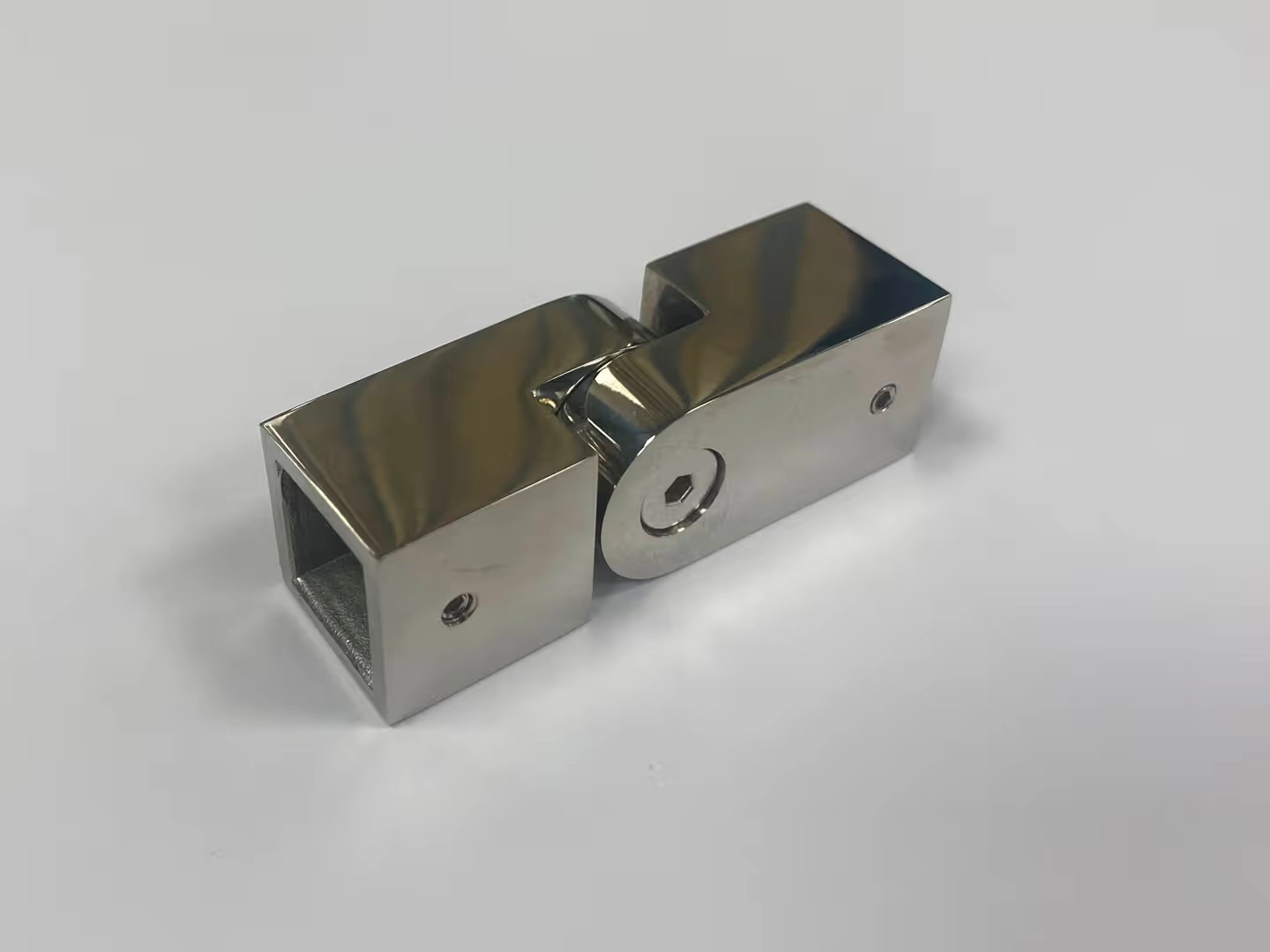 8425 Justerbart hjørnebeslag til 15 x 15 mm firkantet støttestang, i krom. | SPA Kompagniet.