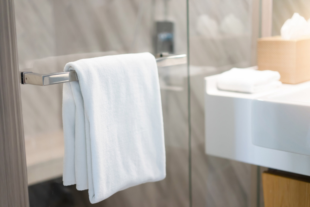 Moderne brusedør i glas installeret i et stilrent badeværelse_Spa kompagniet