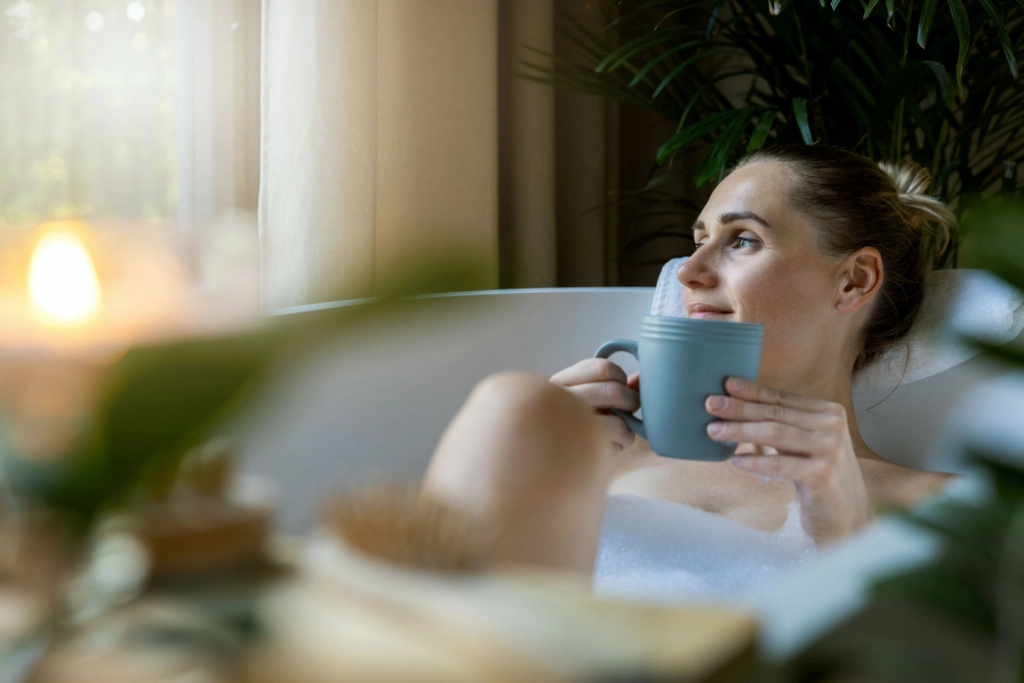 Badekar der udnytter pladsen optimalt i et lille badeværelse
