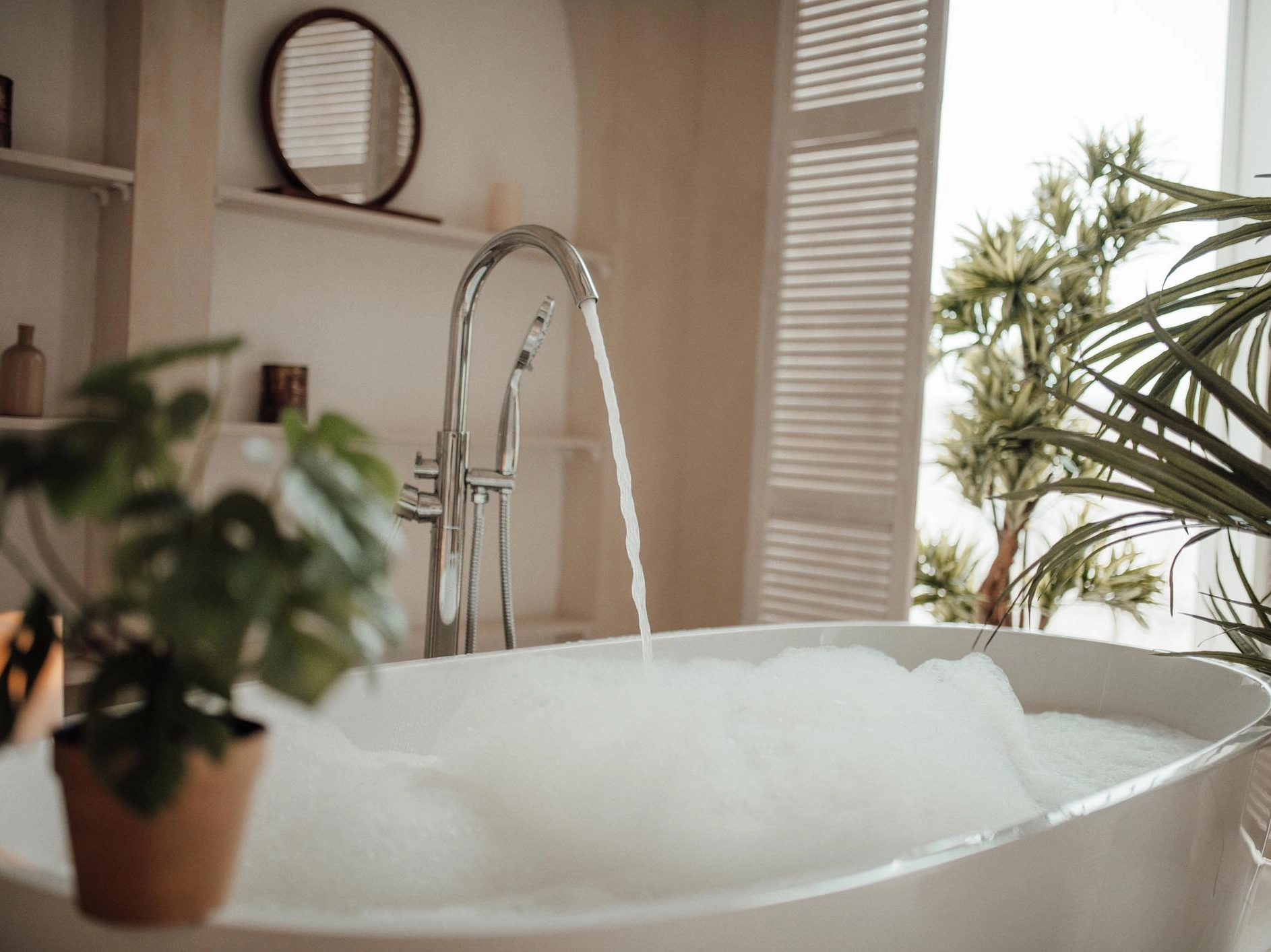 Badekar med massagefunktion der giver afslapning og wellness derhjemme