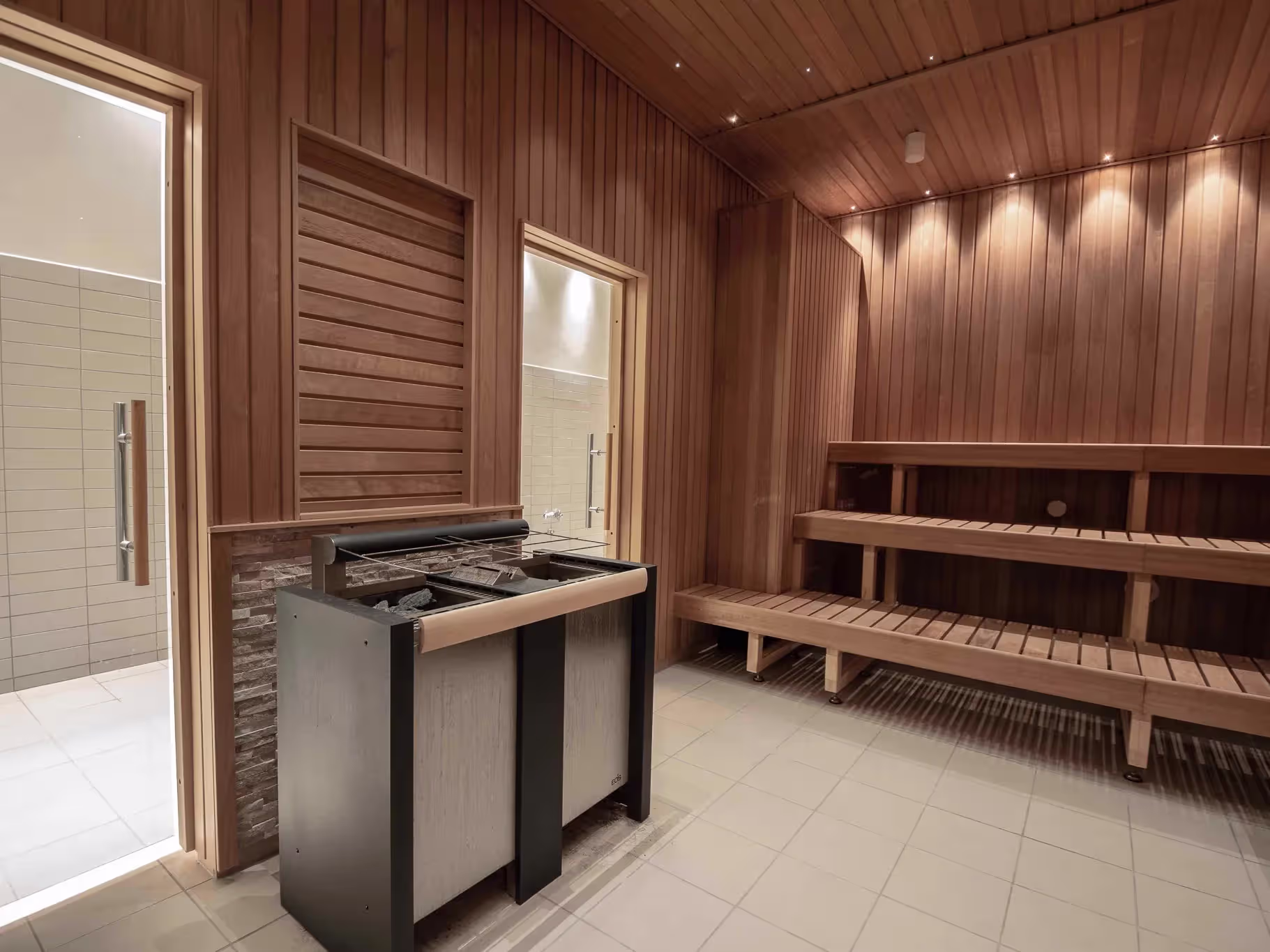 Opbygning af træstruktur til gør-det-selv sauna