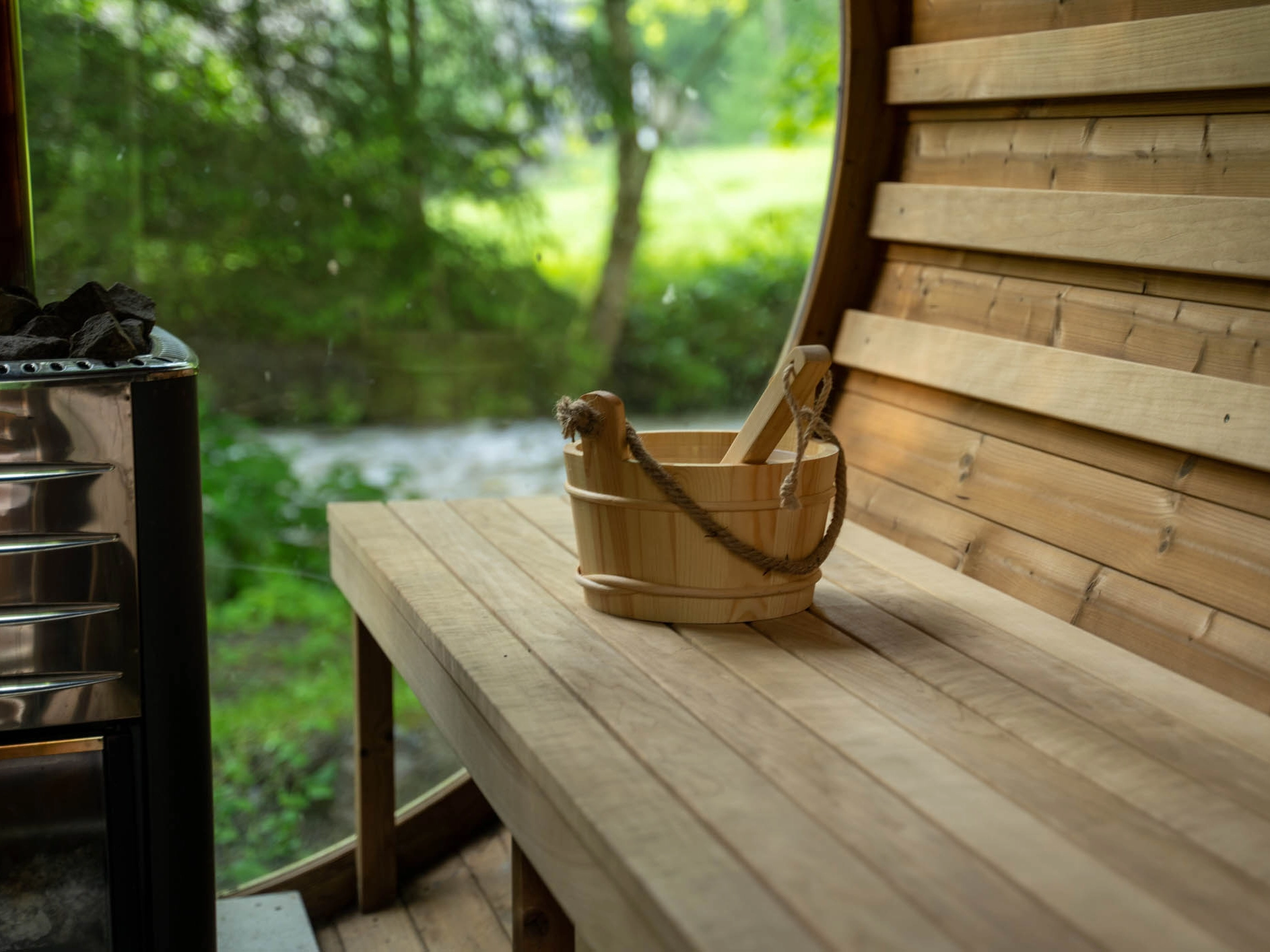 Moderne udendørs sauna med stilrent design
