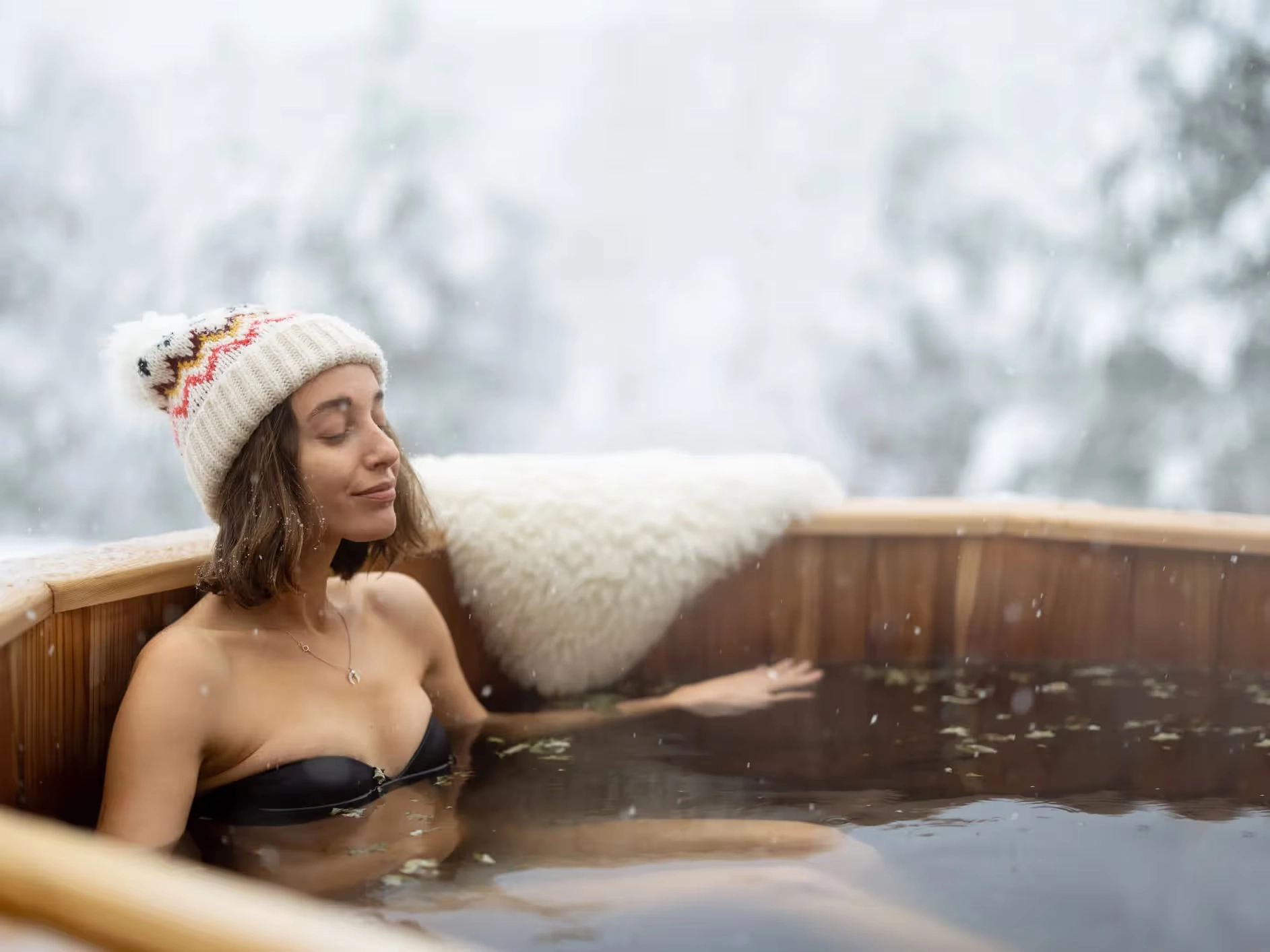 Traditionelt vildmarksbad opvarmet med brændeovn til afslapning og hygge udendørs
